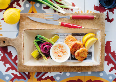 Meeresfrüchtepuffer mit Zitrone und gegrillten Gemüse