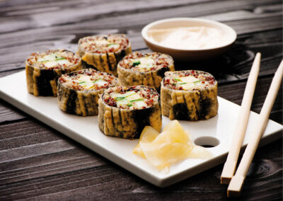 Frittiertes Sushi mit Stäbchen