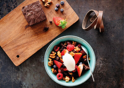 Nüsse, Früchte und Eis in einer Schüssel