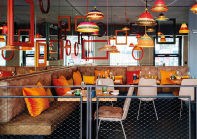 Sitzplätze mit vielen Lampen und Bilderrahmen an der Decke