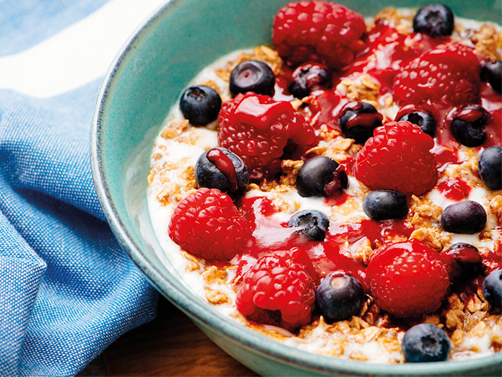 Schale mit Müsli und Früchten