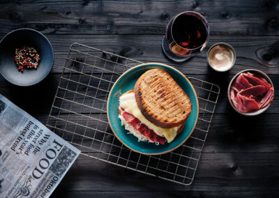 Getoastetes Brot mit Käse, Schinken und Krautsalat.